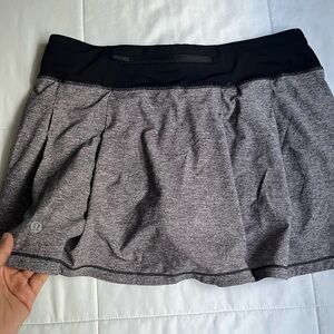 Super Adorable Lululemon skirt! In brand new like condition. Black and gray 🩶🖤